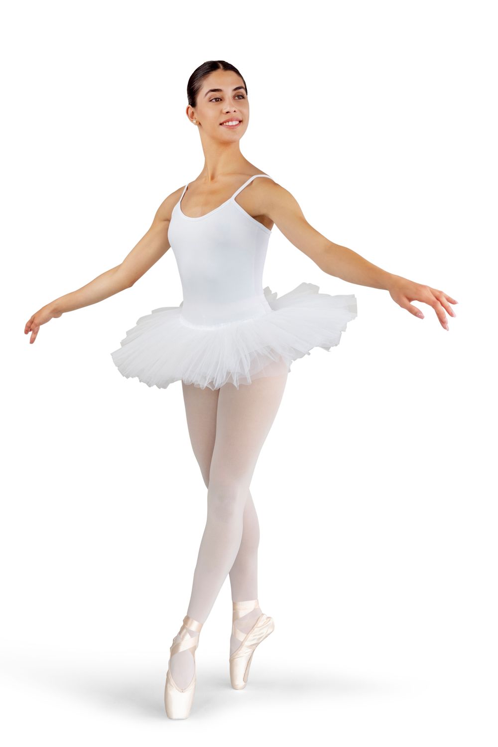 Balletttänzerin trägt Rumpfs R3105 Tutu und Body in Weiss mit Spitzenschuhen und posiert vor einem weißen Hintergrund.